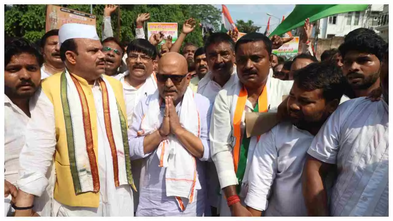 Lucknow News: लखनऊ में स्कूलों के विलय के खिलाफ कांग्रेस का हल्ला बोल, राज्यपाल के नाम सौंपा ज्ञापन