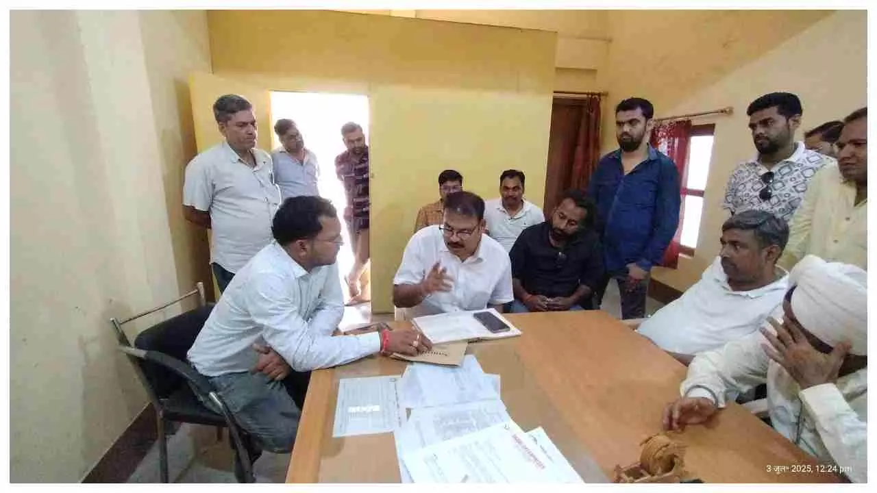 Sonbhadra News : अजब-गजबः सड़क से ऊंचे लेवल पर बना दी 36 करोड़ की नाली, कैसे हो जलजमाव का समाधान, किससे वसूली जाएगी जनता की गाढ़ी कमाई? मांगा जवाब