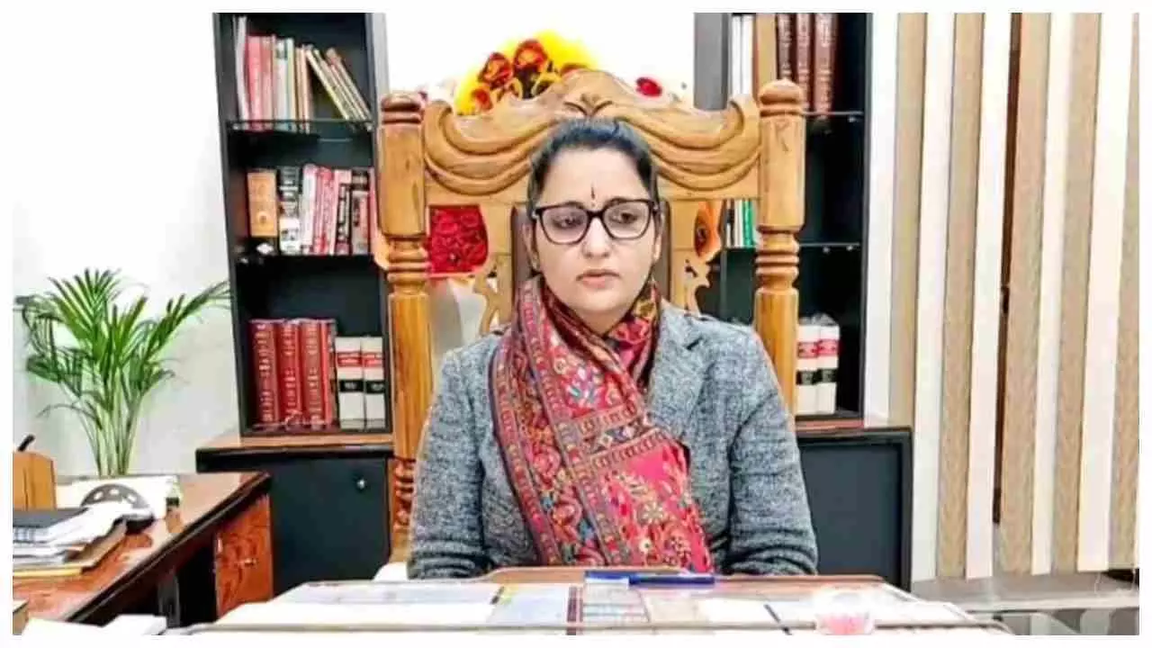 Bahraich News; निरीक्षण में लापरवाही देख भड़कीं डीएम मोनिका रानी, अफसरों को लगाई फटकार