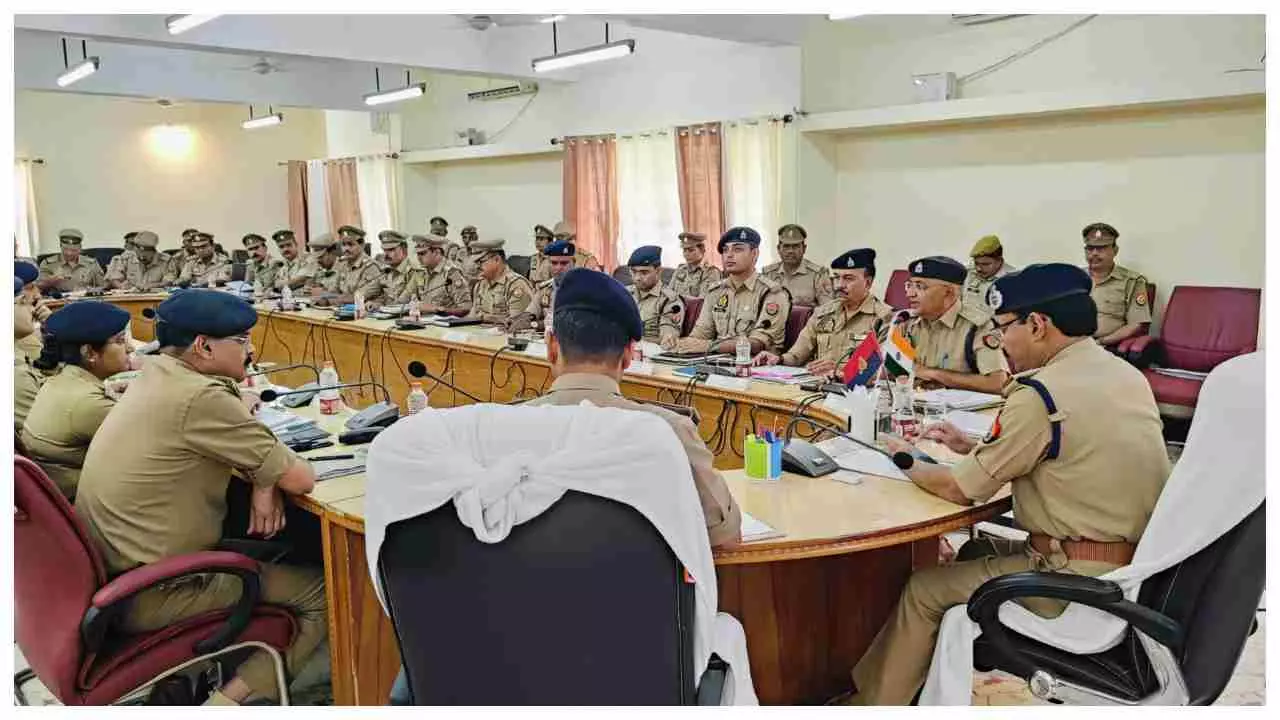 Sonbhadra News : कांवड़ियों की सुरक्षा-सुगम आवागमन की बनाएं ठोस योजना, डीआईजी ने की समीक्षा, दिए निर्देश-मोबाइल दस्ते को लगातार रखें सक्रिय, अराजक तत्वों पर करें कड़ी कार्रवाईः