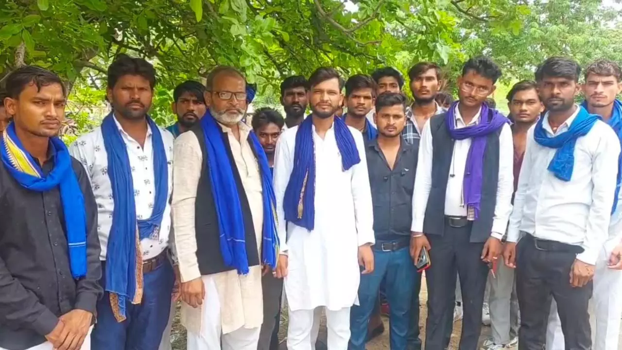 Azad Samaj Party protests against confinement of primary schools and oppression of Dalits, memorandum to Governor