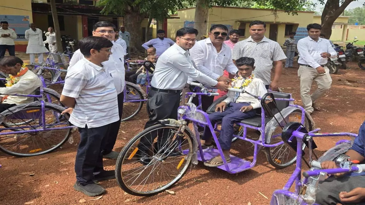 Faces of disabled persons revealed by tricycle distribution in Naugarh, sensitive initiative of administration commendable