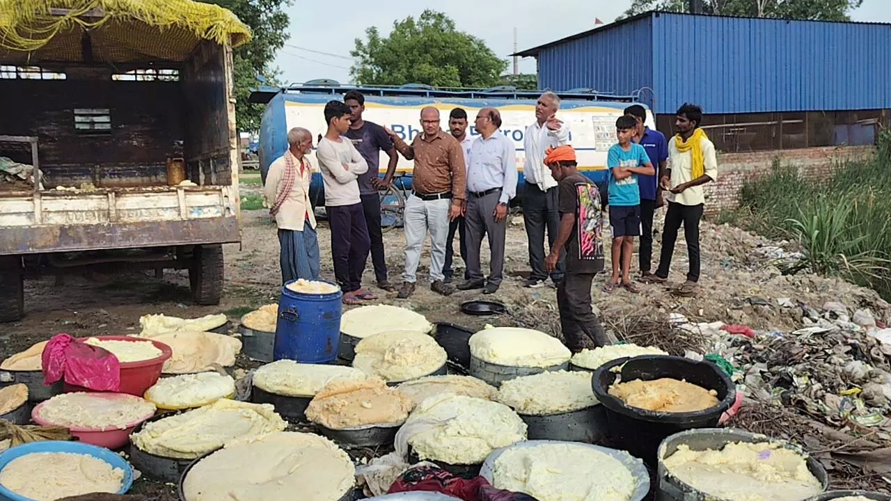 Chandauli News: अलीनगर में बड़ी कार्रवाई – 20 क्विंटल नकली खोया जब्त, मौके पर ही नष्ट