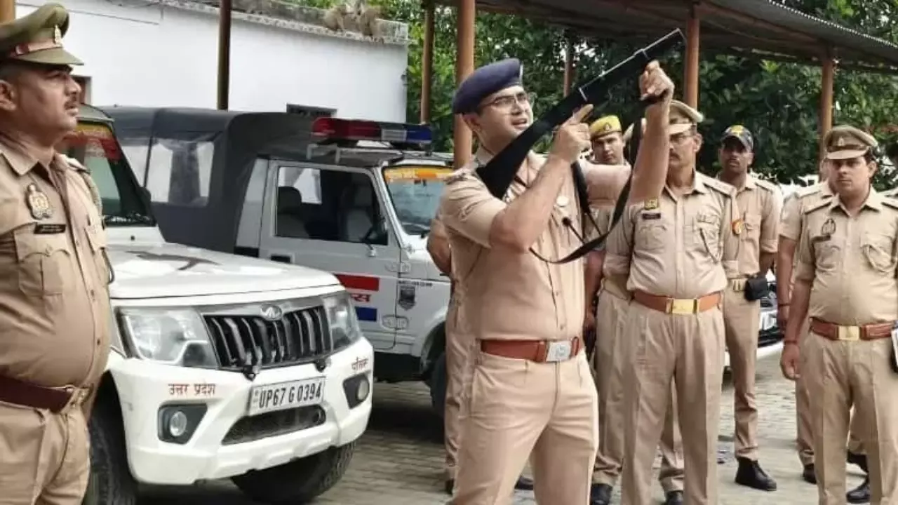 Chandauli News: चांदनी में चमकी खाकी: पुलिस अधीक्षक ने परखी परेड, सुरक्षा व्यवस्था को किया चाक-चौबंद