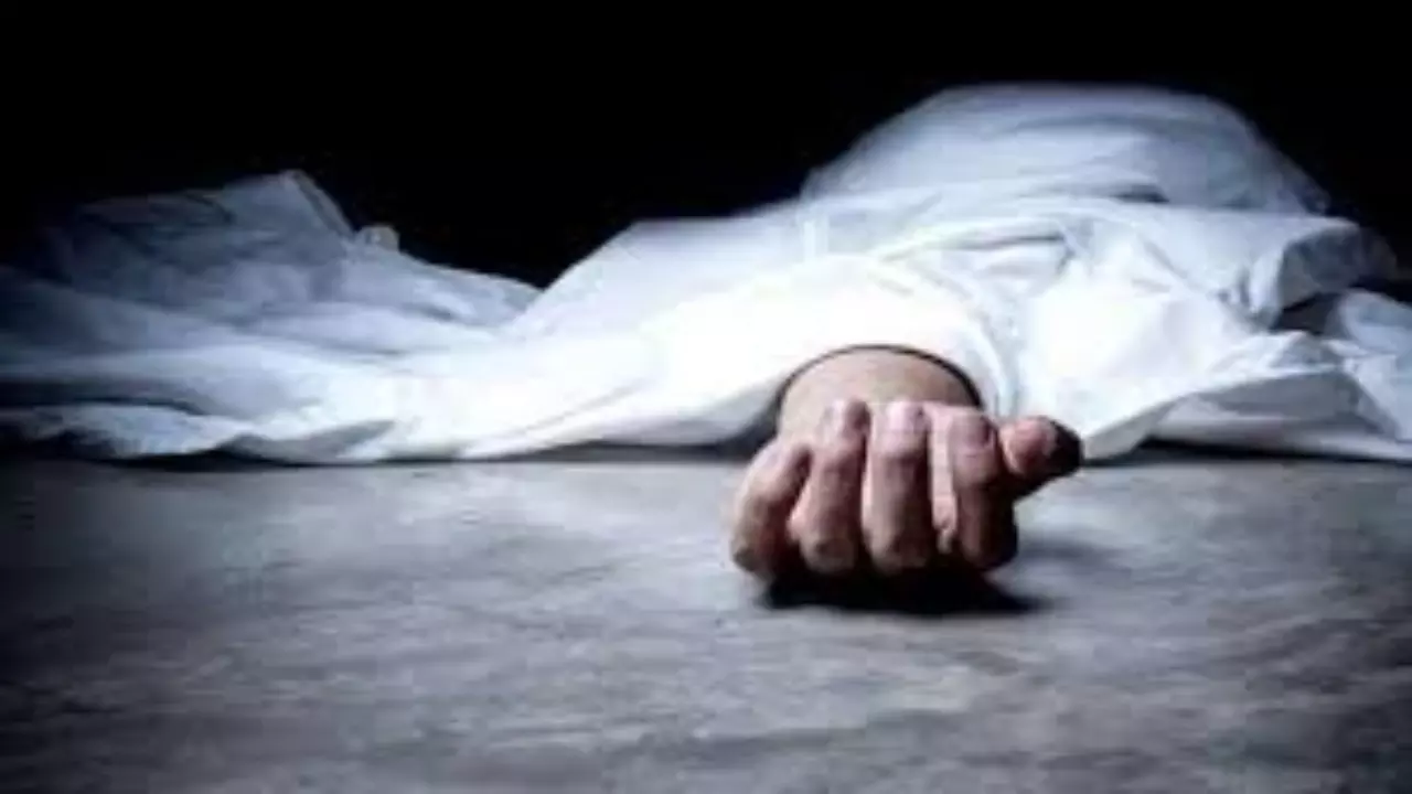 Lakhimpur kheri News: झंडी चौकी क्षेत्र में 8 वर्षीय मासूम का शव पेड़ से लटका मिला, परिजनों ने जताई हत्या की आशंका