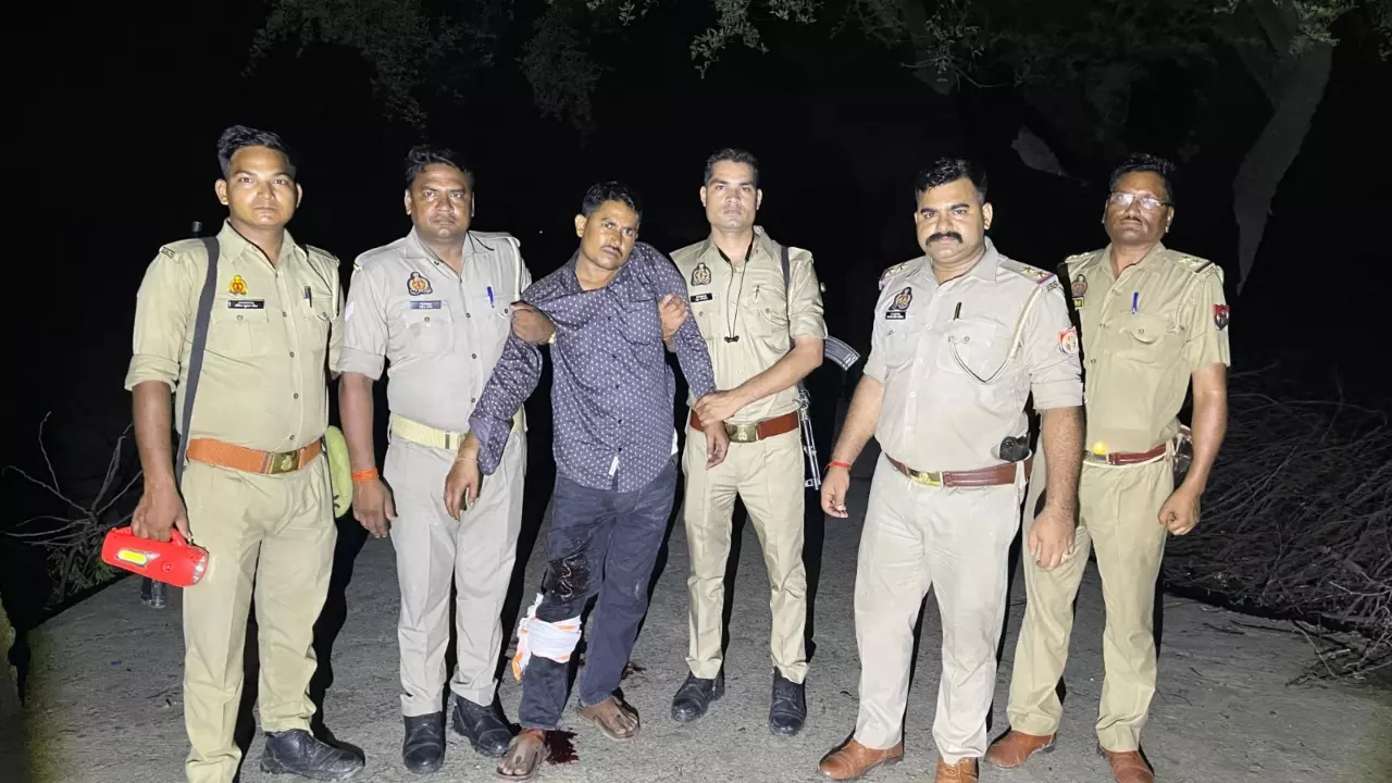 Mahoba News: महोबा में 25 हजार के इनामी बदमाश से पुलिस की मुठभेड़, पैर में गोली लगने के बाद गिरफ्तार