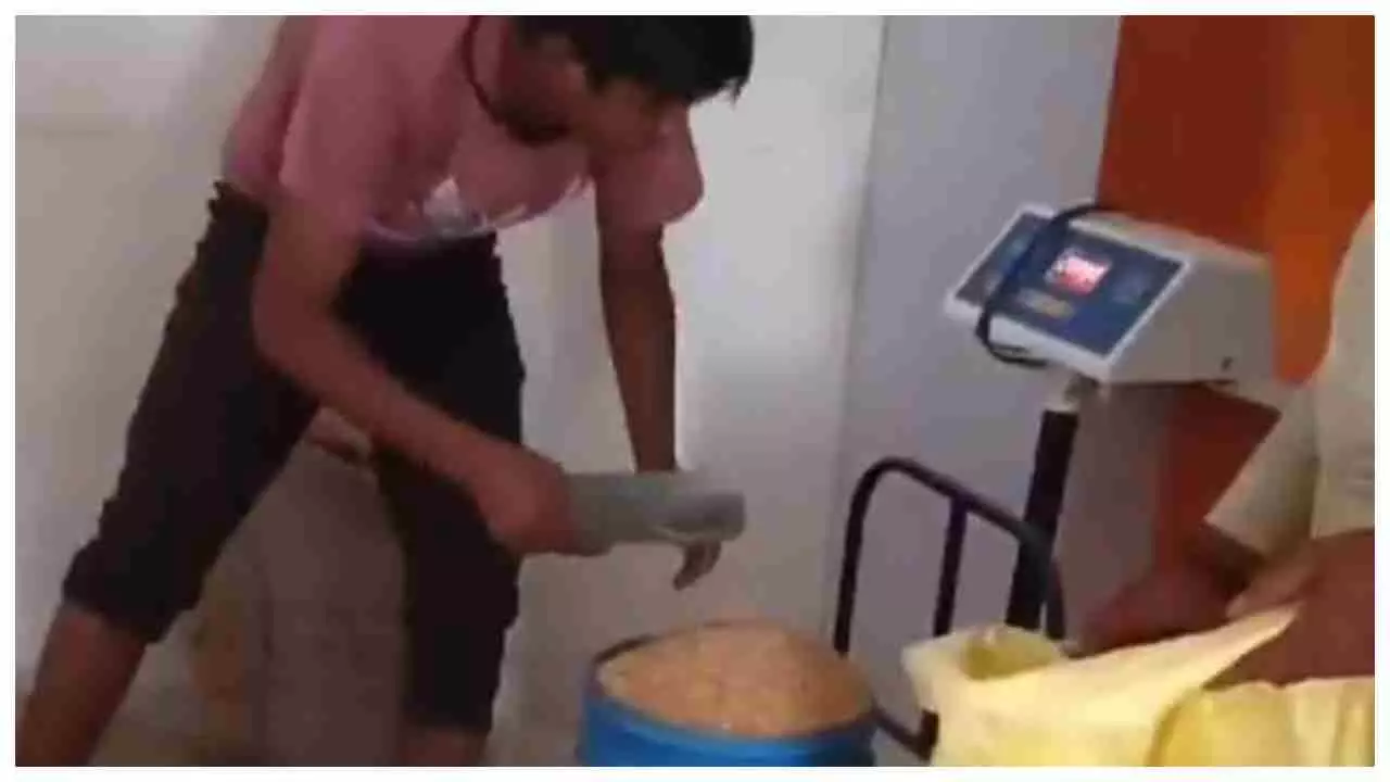 Gonda News: कटरा बाजार में खाद्यान्न तौल घोटाले में पूर्ति निरीक्षक और कोटेदार की सांठगांठ उजागर