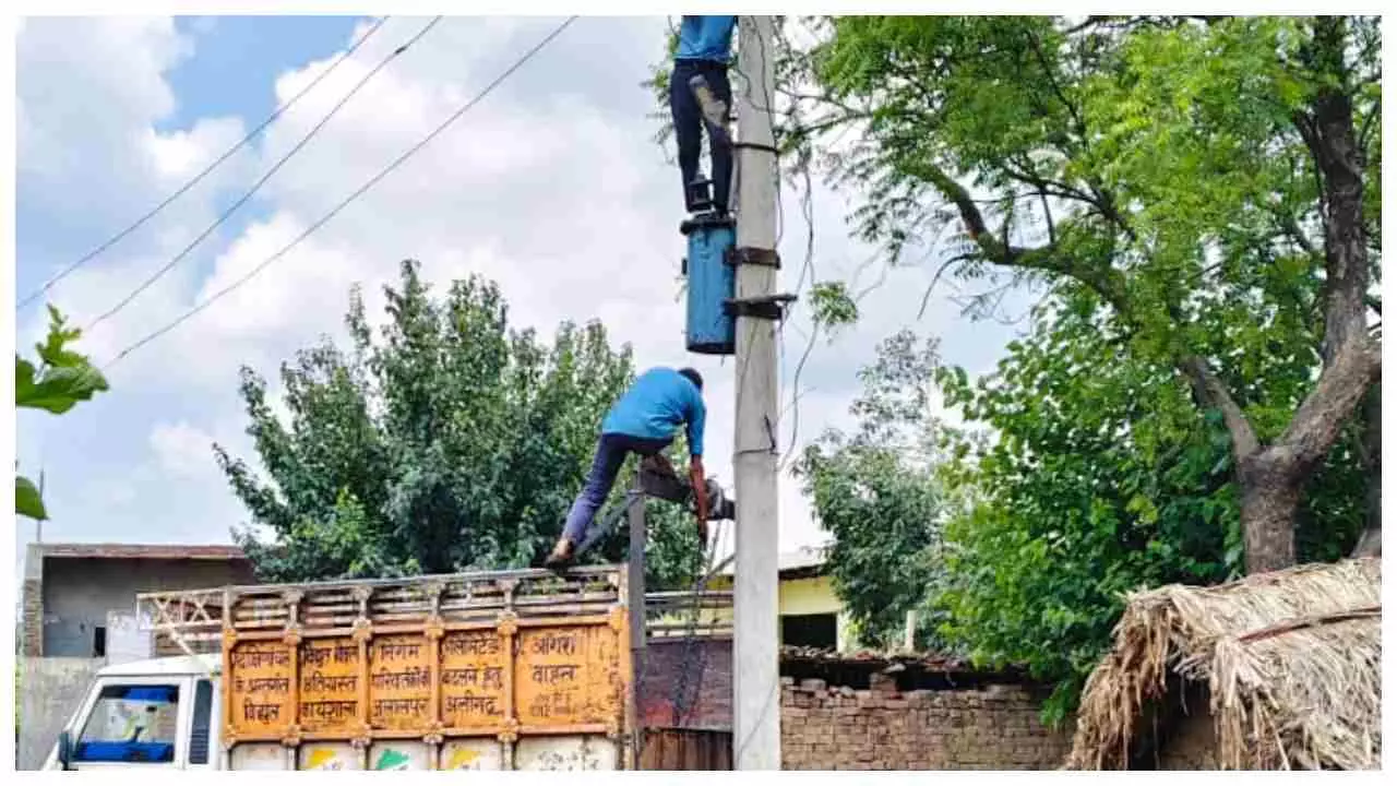 Aligarh News: जिलाधिकारी की त्वरित कार्रवाई से बदला गया फुंका ट्रांसफार्मर, ग्रामीणों में दौड़ी खुशी की लहर