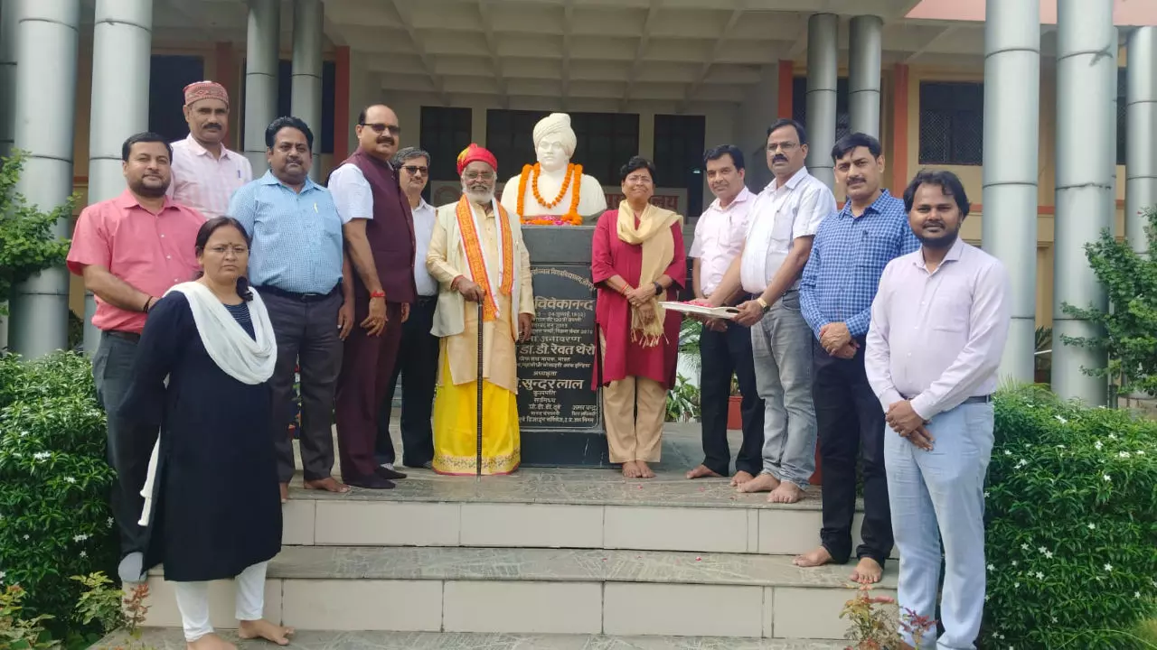 Jaunpur News: स्वामी विवेकानंद की पुण्यतिथि पर विश्वविद्यालय में श्रद्धांजलि, युवाओं के लिए प्रेरणा बने उनके विचार: कुलपति