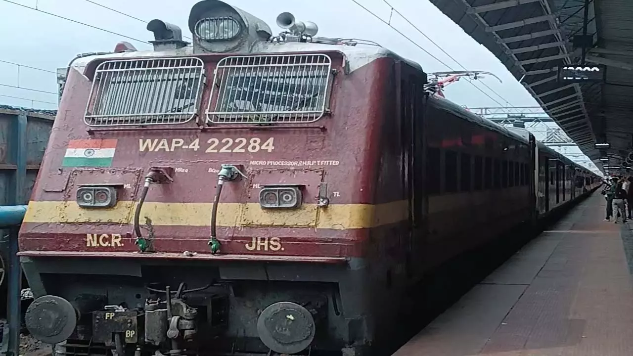 Fire alarm in Udaipur Intercity Express, child murder among passengers