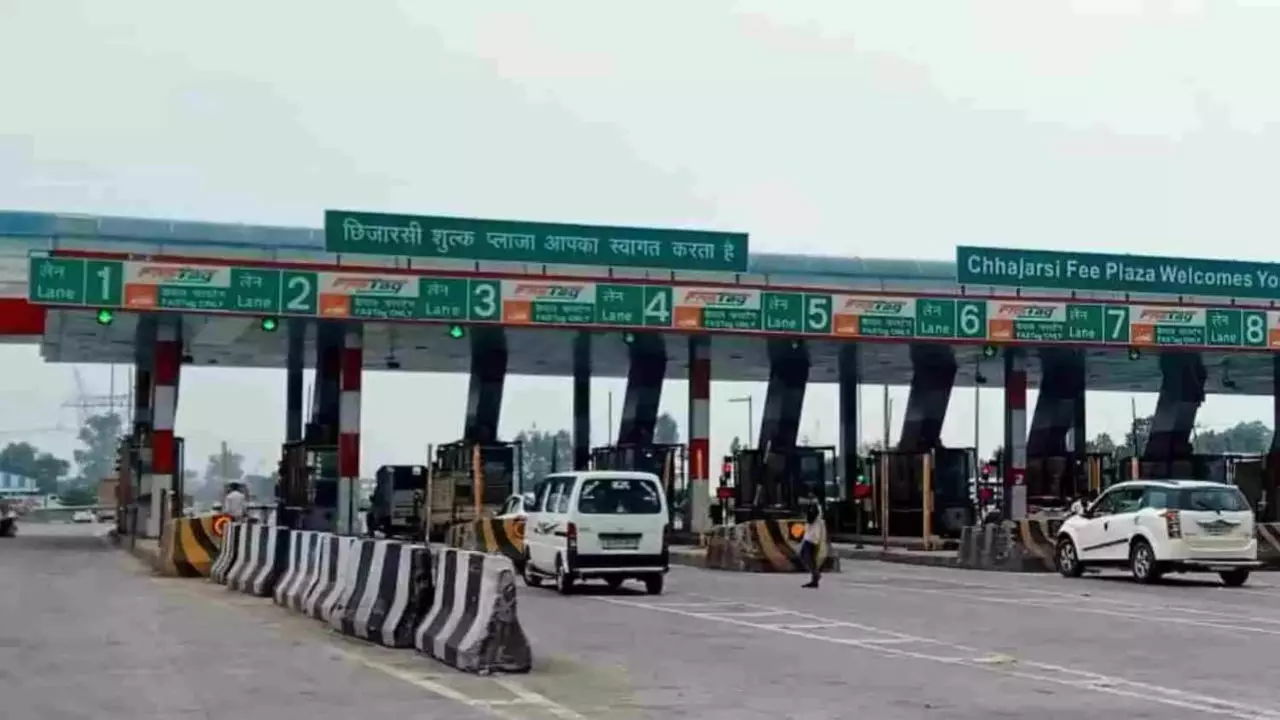 Hapur News: छिजारसी टोल प्लाजा पर मांस कैंटर रोकने वालों पर मारपीट, रंगदारी और बंधक बनाने का आरोप, FIR दर्ज