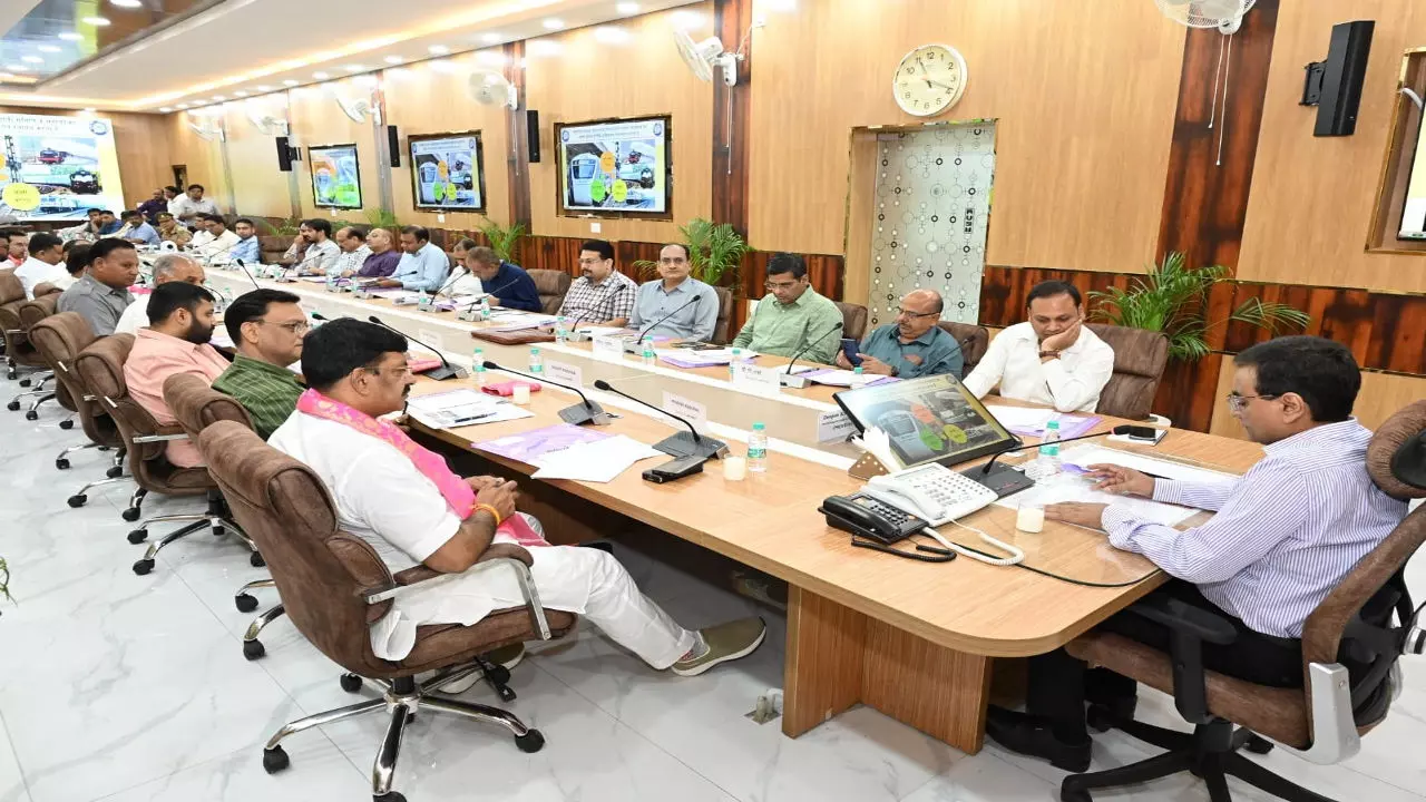 Jhansi News: मंडल रेल उपयोगकर्ता परामर्शदात्री समिति की बैठक, यात्री सुविधाओं पर मंथन; जलभराव और चेन पुलिंग पर चिंता