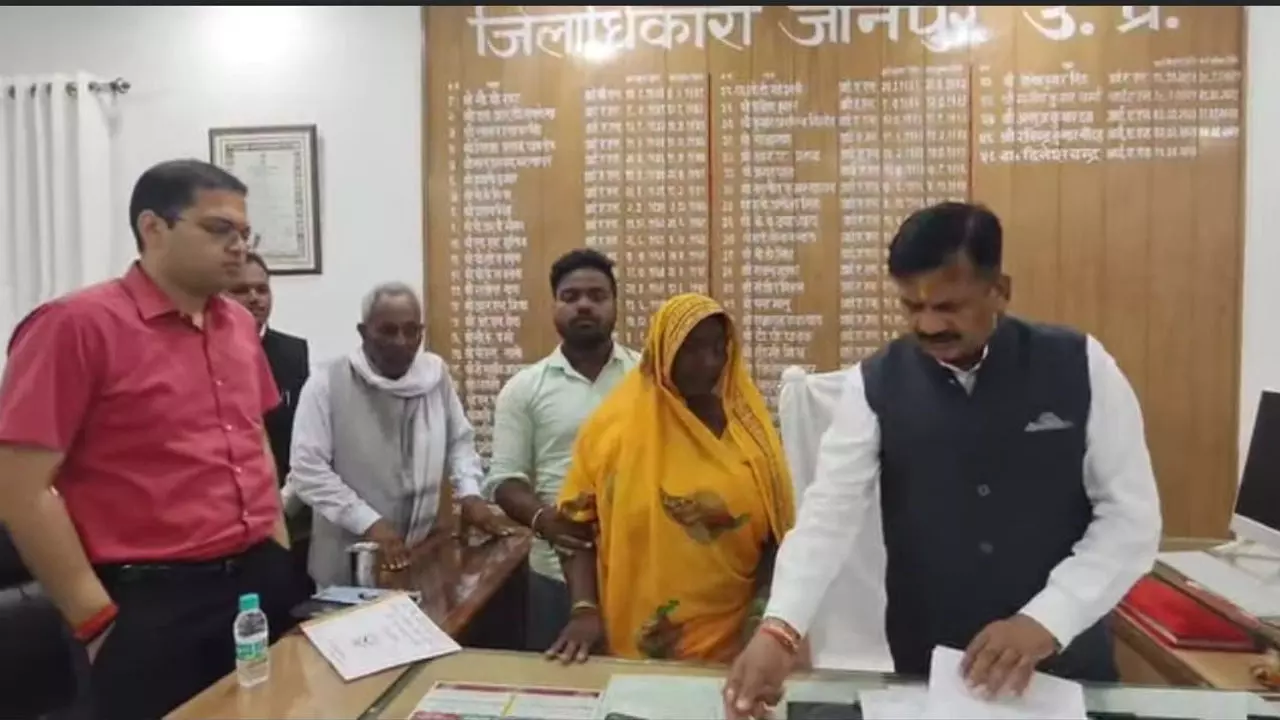 Jaunpur News: जनसुनवाई में 11 साल पुरानी समस्या का त्वरित समाधान, डीएम ने लालती देवी को दिया संशोधित भूमि अभिलेख