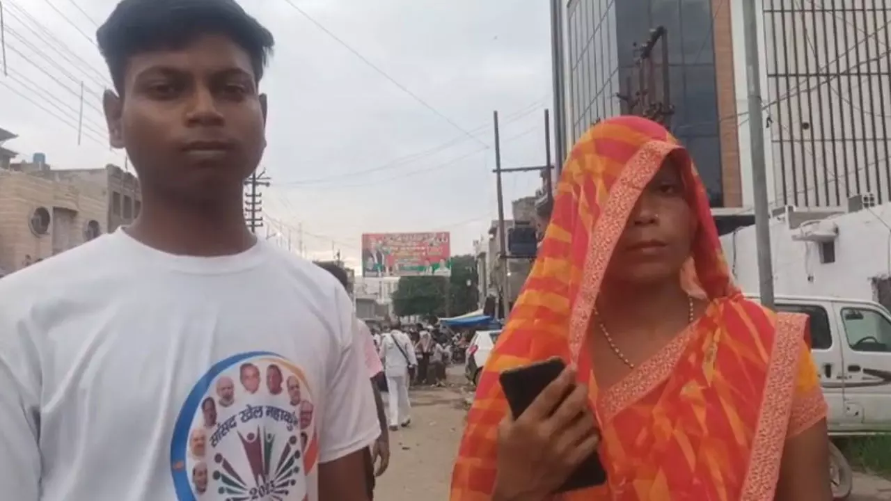 Etah News: दिनदहाड़े मजदूर का अपहरण, काली स्कॉर्पियो में ले गए दबंग; CCTV फुटेज में कैद वारदात, पुलिस की कार्यप्रणाली पर उठे सवाल