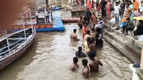 Varanasi News: गंगा के मीर घाट पर NDRF ने बचाई मासूम की जान Varanasi News: गंगा के मीर घाट पर NDRF ने बचाई मासूम की जान