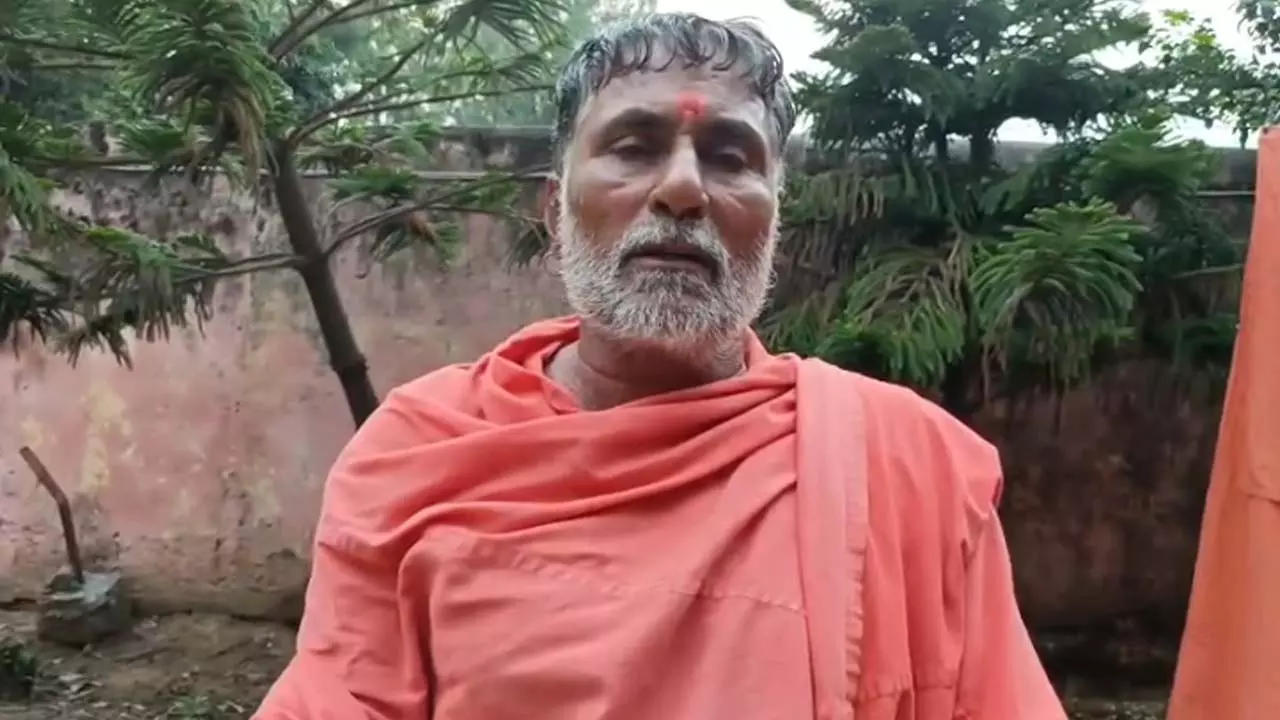 Muzaffarnagar News: मुजफ्फरनगर: महंत यशवीर महाराज का विवादित बयान, मुस्लिमों की बनाई कांवड़ न खरीदें, स्वयं तैयार कर लाएं