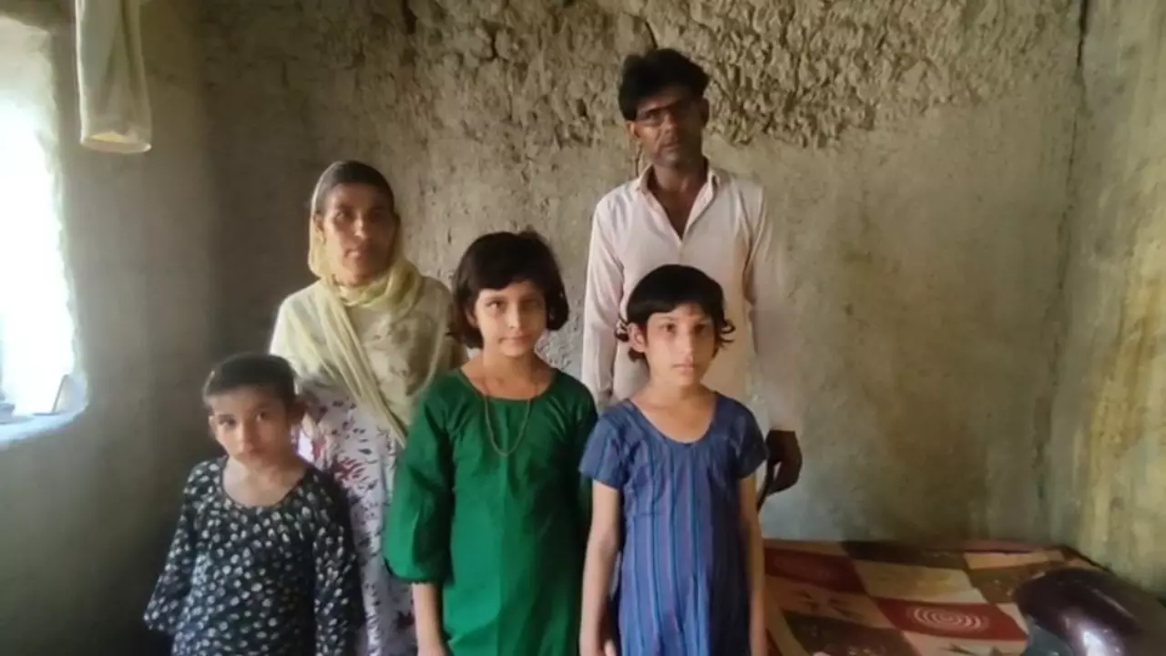 Moradabad News: मिट्टी के मकान में गुजर-बसर कर रहा है परिवार, 10 साल से नहीं मिला आवास योजना का लाभ