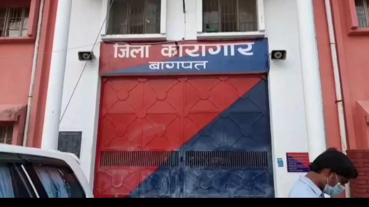 Baghpat News: बागपत जिला जेल में बंद बदमाश का मस्ती में रील बनाते वीडियो वायरल, जेल की सुरक्षा व्यवस्था पर उठे सवाल