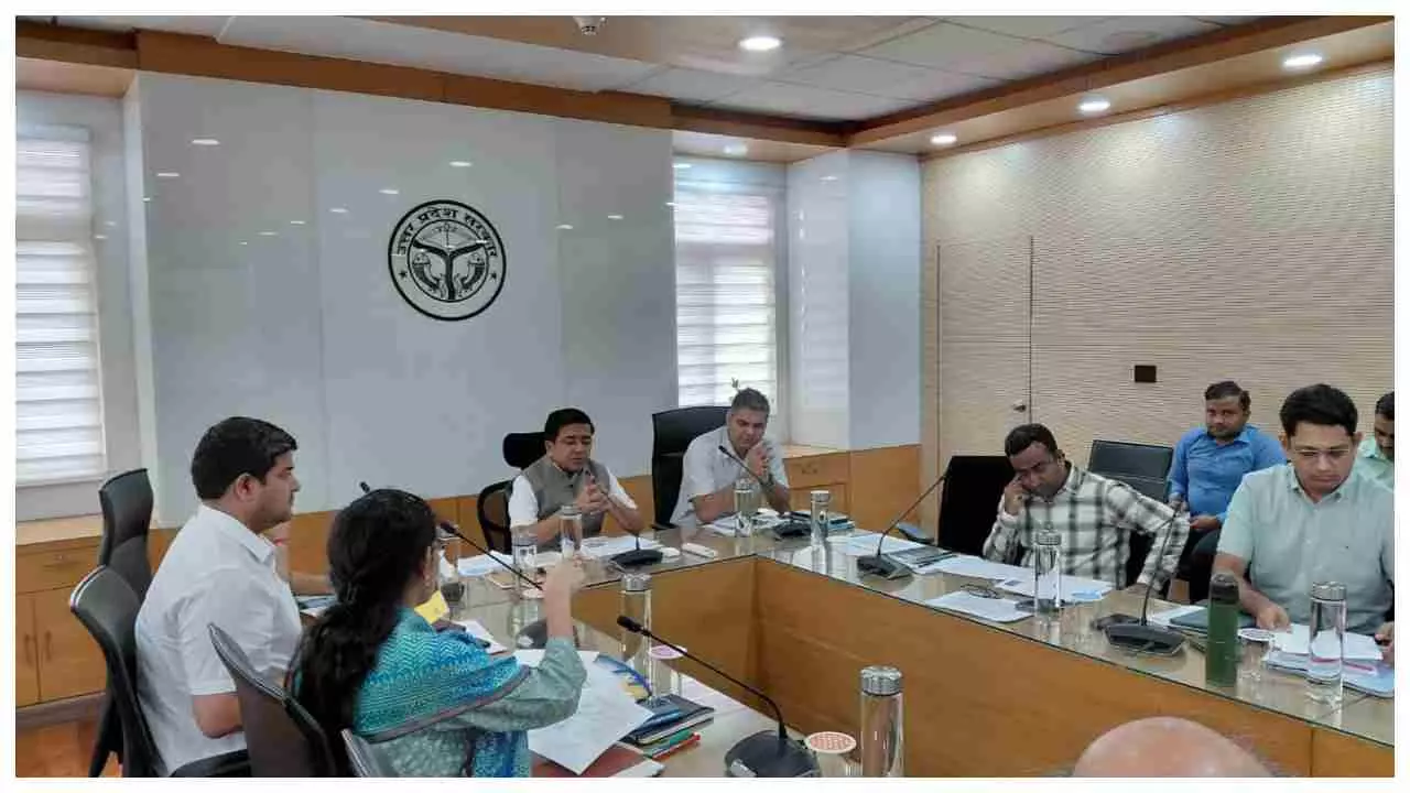 Lucknow News: UPPCL अध्यक्ष ने बायोमैट्रिक उपस्थिति अनिवार्य करने के अधिकारियों को दिए सख्त निर्देश, स्कूलों से हटेंगी हाई वोल्टेज लाइनें