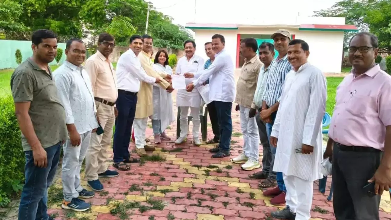 Auraiya News: स्कूल मर्जर और पेयरिंग के खिलाफ औरैया में शिक्षकों का विरोध प्रदर्शन