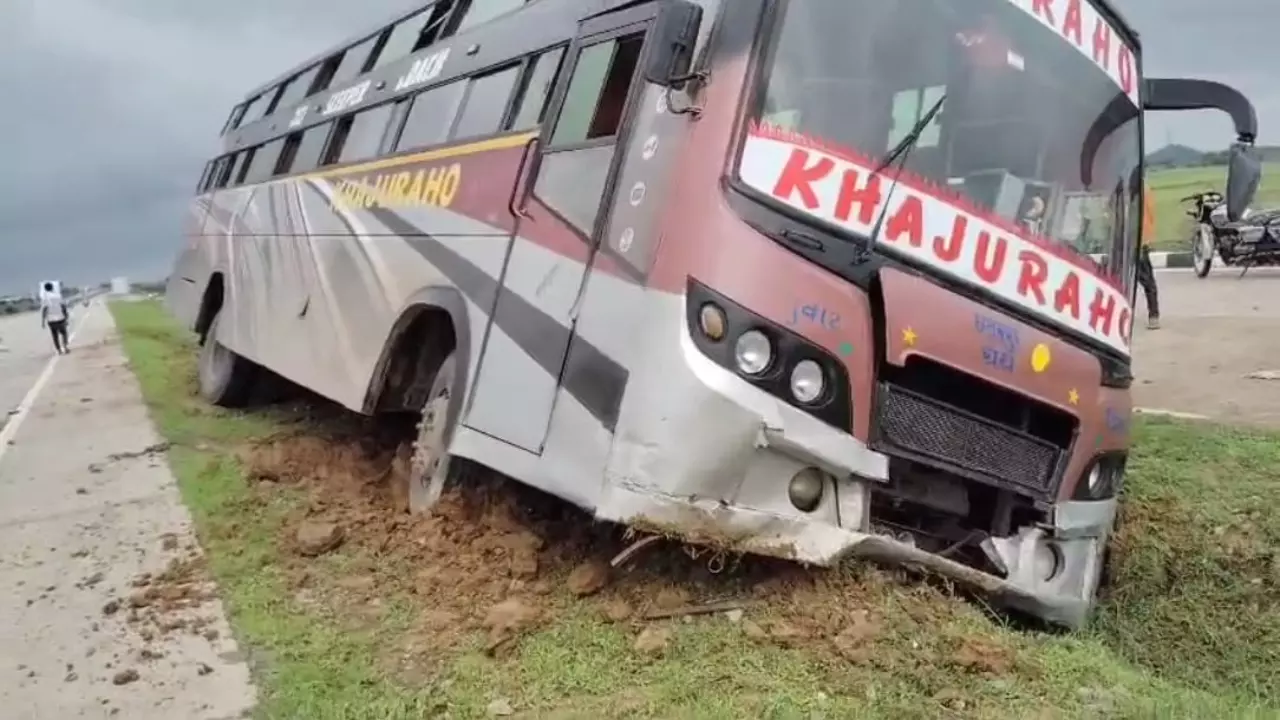 Jhansi News: तेज रफ्तार बस डिवाइडर पर चढ़ी, यात्रियों में मची अफरा-तफरी