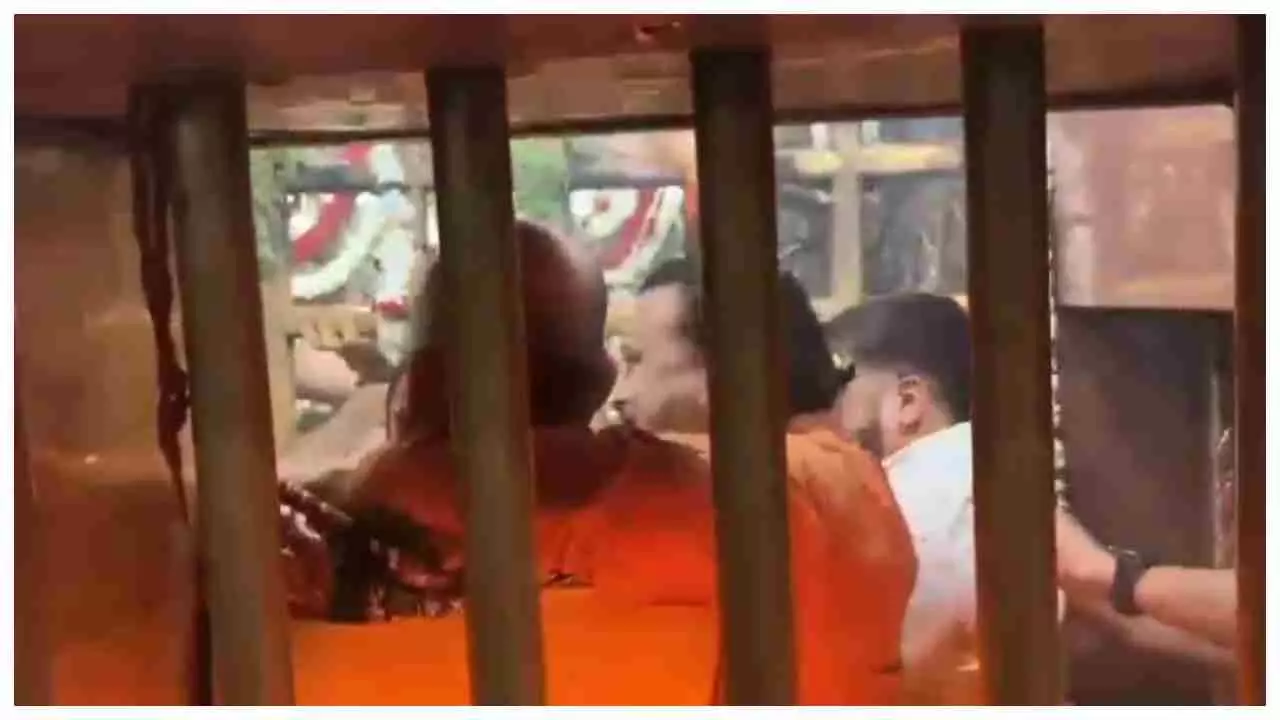 Mirzapur News: मिर्जापुर: विंध्याचल मंदिर के गर्भगृह में मुख्य श्रृंगारिया से मारपीट, वीडियो वायरल, केस दर्ज