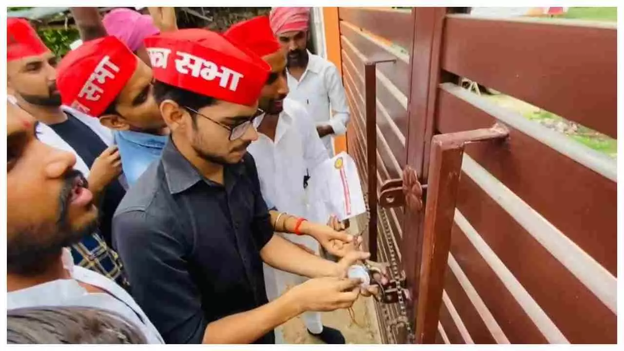 Sitapur News: सीतापुर में 200 प्राइमरी स्कूलों के मर्जर पर भड़की सपा छात्र सभा, बीएसए कार्यालय पर जड़ा ताला
