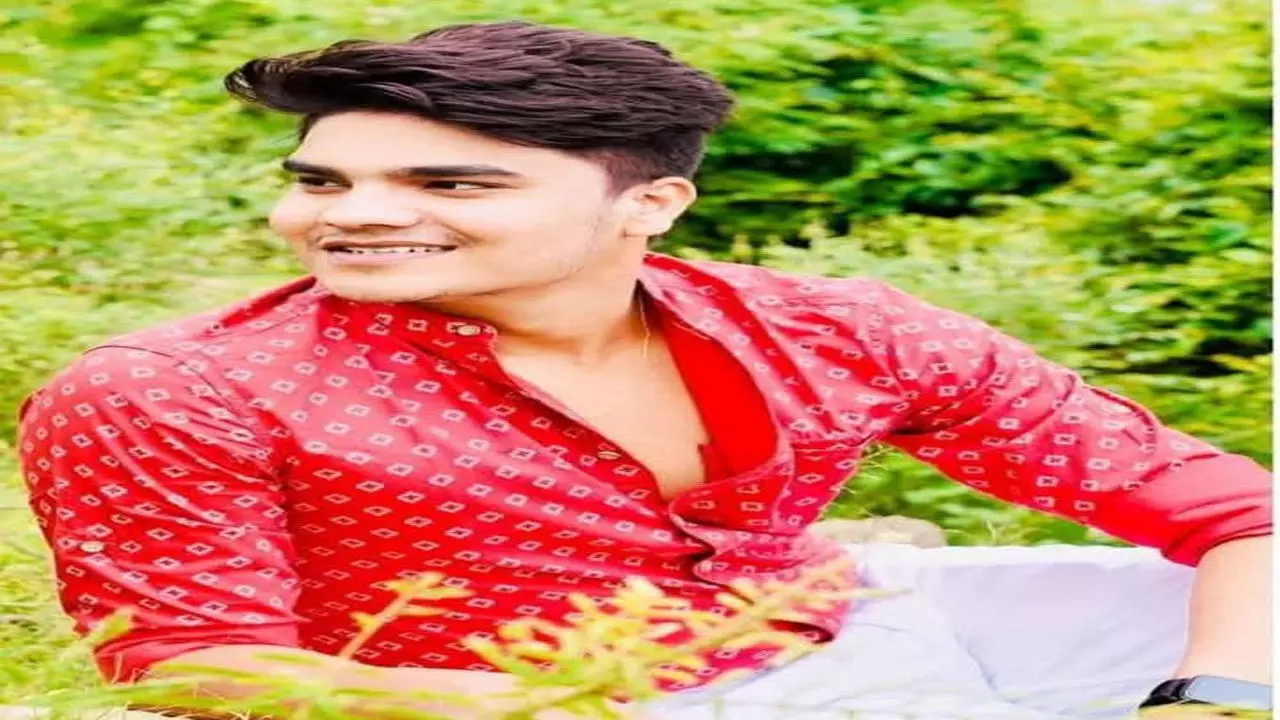 Sonbhadra News: दिल्ली के मेगा मार्ट में आग से सोनभद्र में मातम, युवक की लिफ्ट में फंसकर मौत से परिवार पर टूटा दुखों का पहाड़