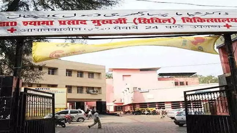 Lucknow news : सिविल अस्पताल में डॉक्टर नहीं तो ये कौन बना रहा पर्चा? वायरल वीडियो ने जिंदगियों पर खड़ा किया सवाल