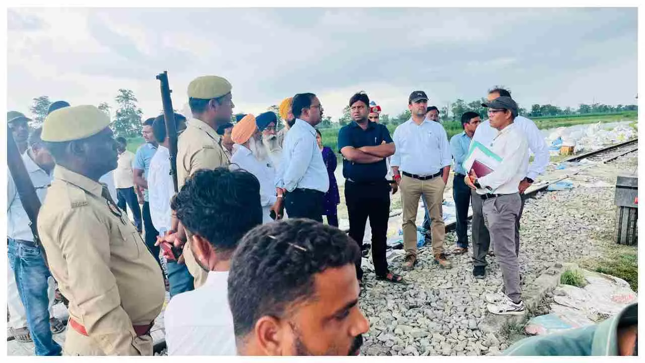 Lakhimpur Kheri News: भीरा-पलिया रेलवे लाइन के पास बाढ़ और रिसाव पर प्रशासन अलर्ट एडीएम ने रेलवे के अफसरों संग लिया मौके का जायजा, दिए सतर्कता के निर्देश