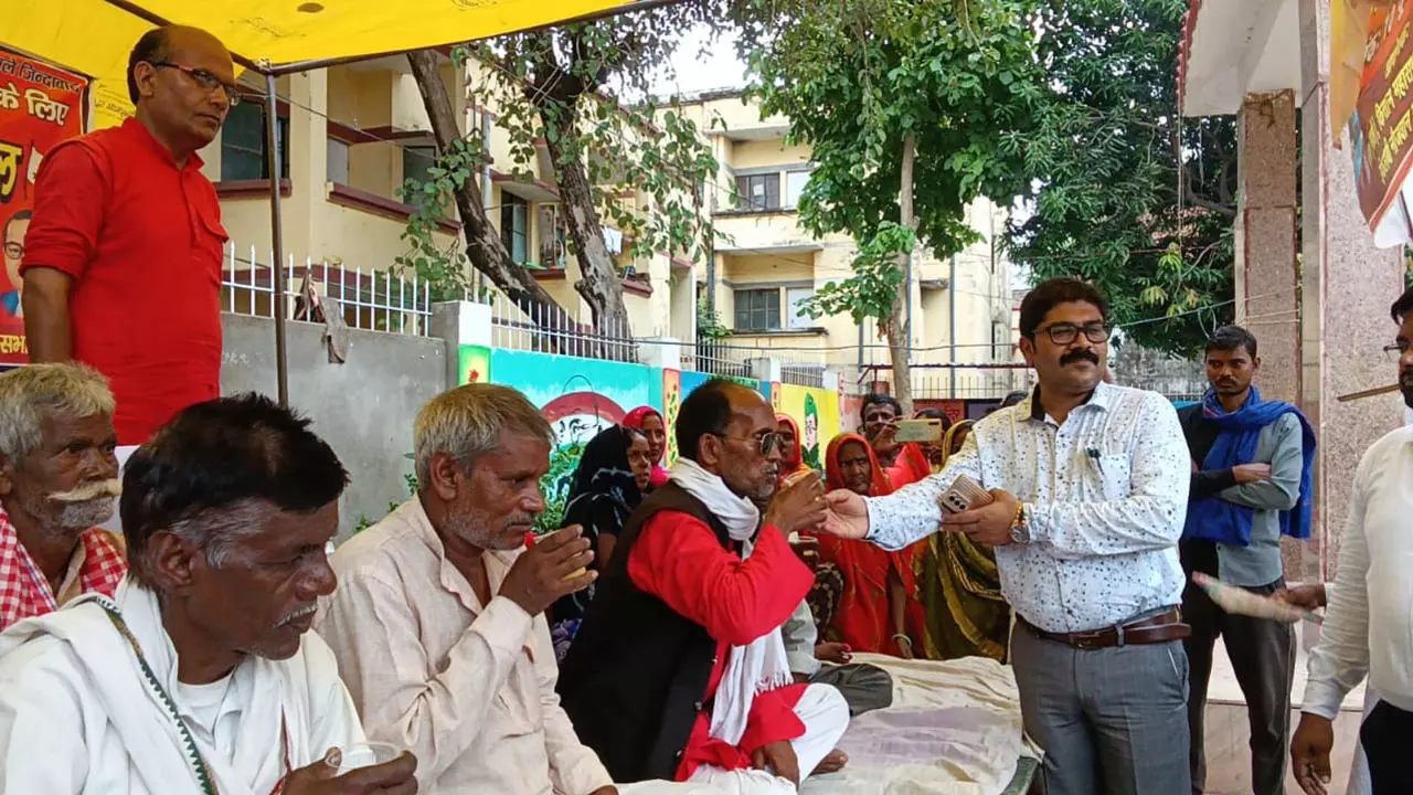 Chandauli News: चकिया में भूख हड़ताल खत्म: प्रशासन ने मानी 16 सूत्रीय मांगें, 15 दिन में कार्रवाई का वादा
