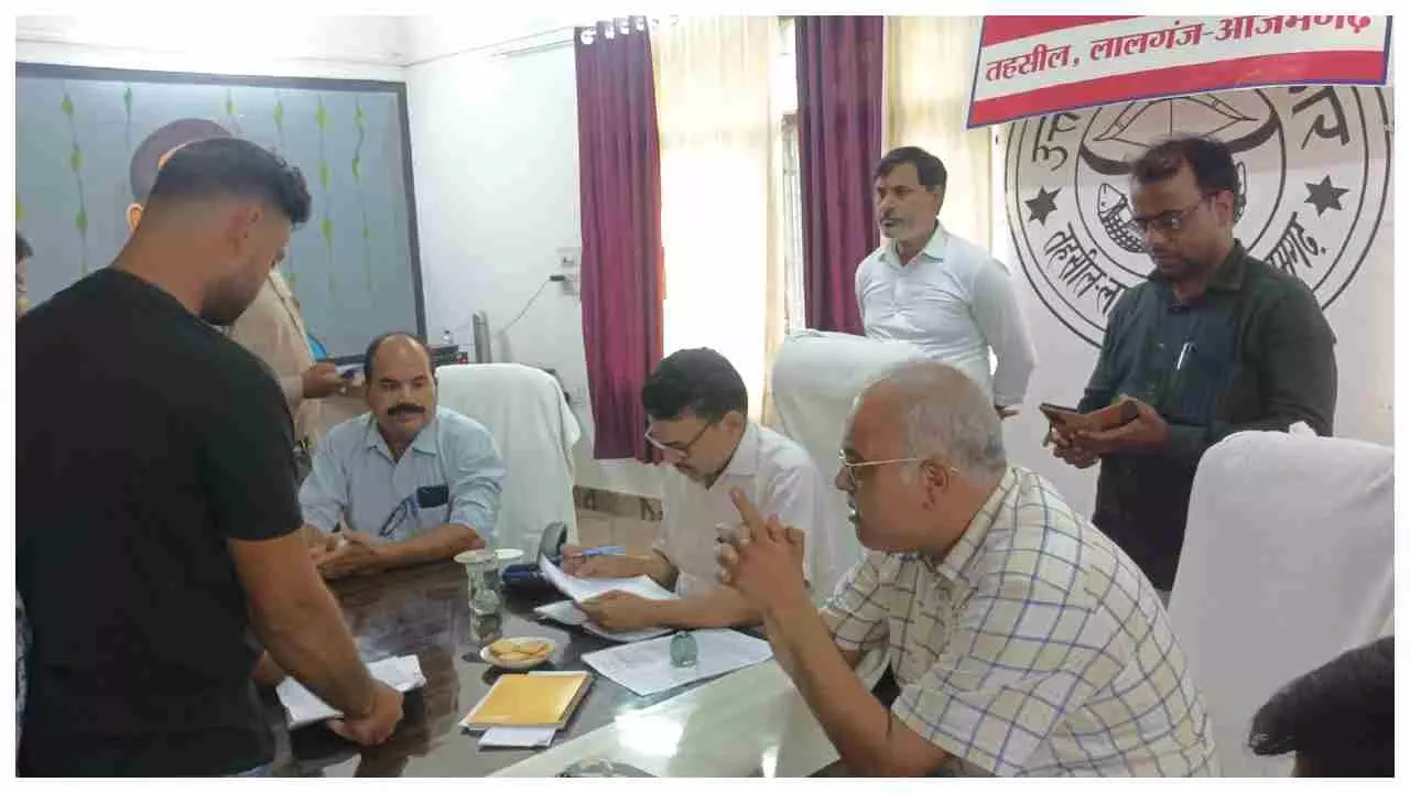 Azamgarh News :संपूर्ण समाधान दिवस पर 49 फरियादी आए, एसडीएम ने निस्तारण के लिए दिया सख्त निर्देश