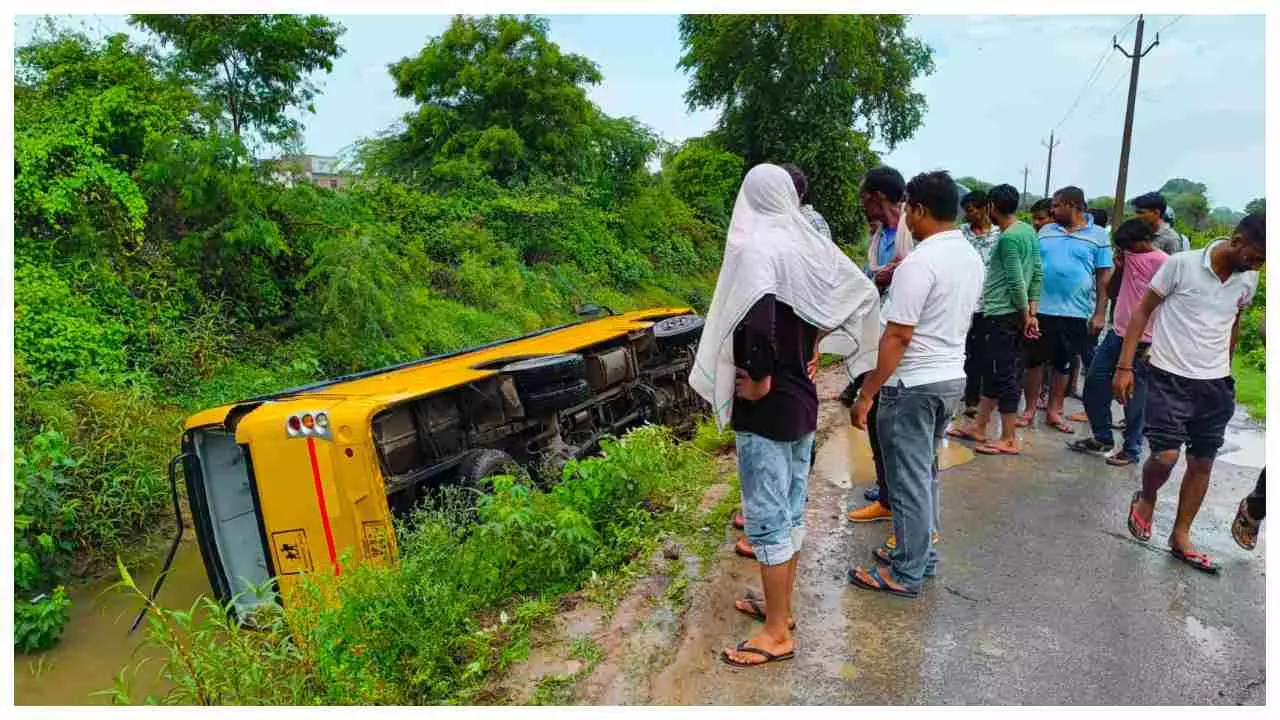 Jhansi News: स्कूली बच्चों से भरी बस माइनर में गिरी, 10 बच्चे घायल, 9 झाँसी रेफर