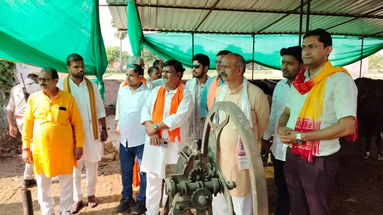 Azamgarh News: दर्जा प्राप्त राज्यमंत्री ने गौशाला का किया निरीक्षण, खामियां देखकर ग्राम प्रधान सहित अधिकारियों को लगाई कड़ी फटकार