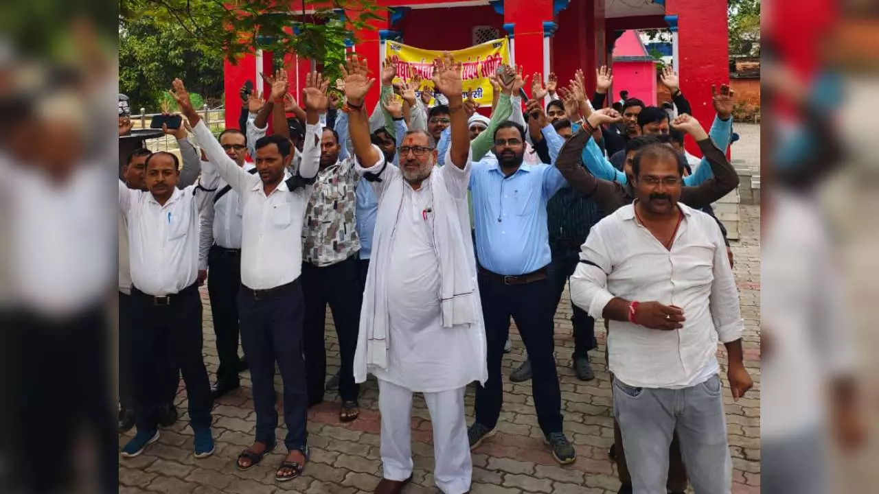 Employees protest against electricity privatization