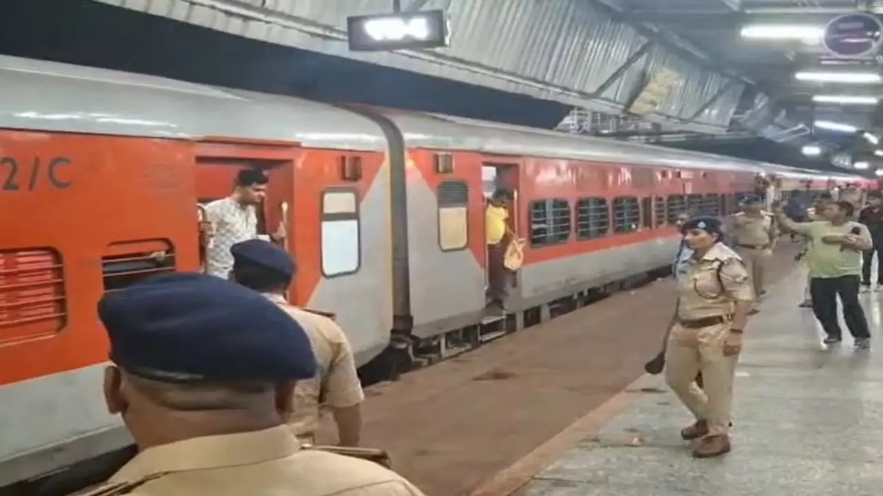 Jhansi News: छत्तीसगढ़ संपर्क क्रांति 400 किमी बिना जांच दौड़ती रही, 1700 यात्रियों की जान खतरे में; बम की सूचना देने वाली महिला का सुराग नहीं