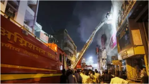 Delhi Karol Bagh Fire: विशाल मेगा मार्ट में लगी भीषण आग, लिफ्ट में फंसे एक शख्स की मौत Delhi Karol Bagh Fire: विशाल मेगा मार्ट में लगी भीषण आग, लिफ्ट में फंसे एक शख्स की मौत