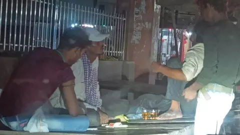 Etah News: एटा में नशे का साम्राज्य: कोतवाली नगर पुलिस की चुप्पी पर उठे सवाल Etah News: एटा में नशे का साम्राज्य: कोतवाली नगर पुलिस की चुप्पी पर उठे सवाल