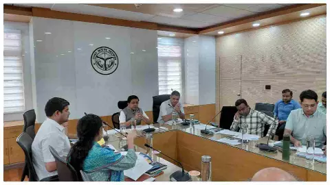 Lucknow News: UPPCL अध्यक्ष ने बायोमैट्रिक उपस्थिति अनिवार्य करने के अधिकारियों को दिए सख्त निर्देश, स्कूलों से हटेंगी हाई वोल्टेज लाइनें