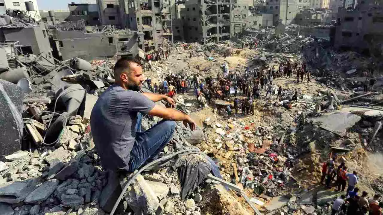 Gaza में फिर बरसी तबाही! शांति की आड़ में कत्लेआम, इजराइली बमबारी में बच्चों के उड़े चीथड़े, गाज़ा में एक ही रात में बिछ गई 33 लाशें