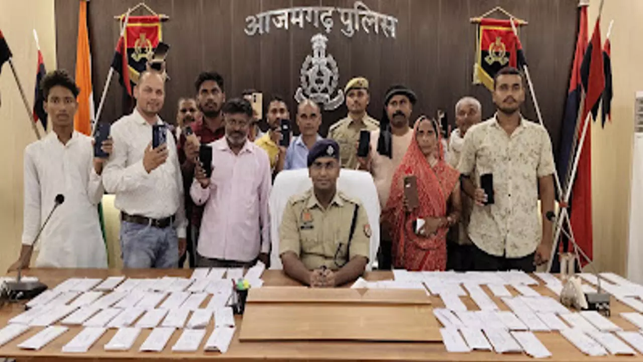 Azamgarh News: 35 लाख रुपए कीमत की 587 गुमशुदा मोबाइल पुलिस ने की बरामदगी, स्वामियों को सौपा गया