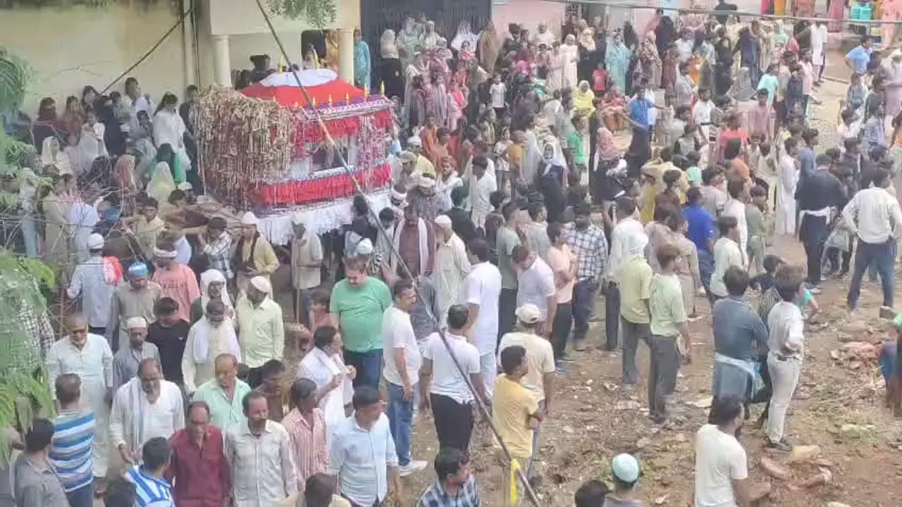 Mahoba News: महोबा की मोहर्रम परंपरा: भट्टीबाबा का लंगड़ लुटाने की अनोखी रस्म