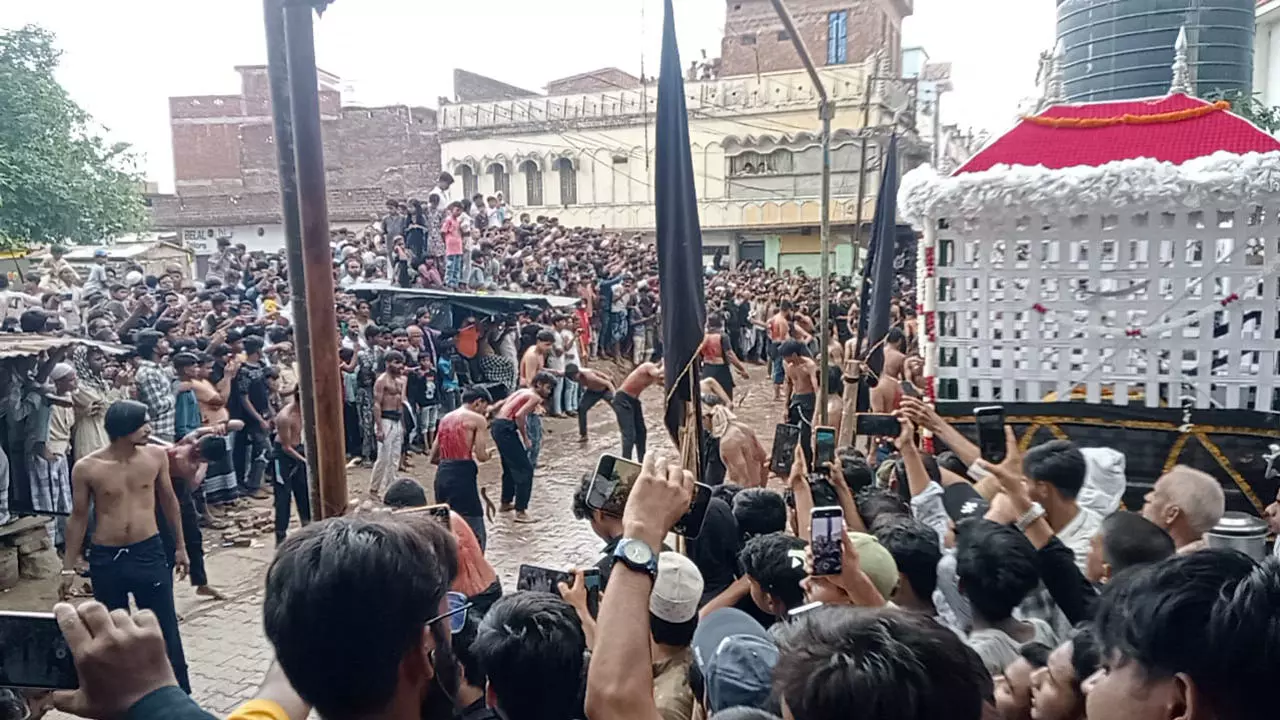 Azamgarh News: आजमगढ़ में अकीदत के साथ मना दसवीं मुहर्रम, शहरी और ग्रामीण इलाकों में निकले भव्य जुलूस