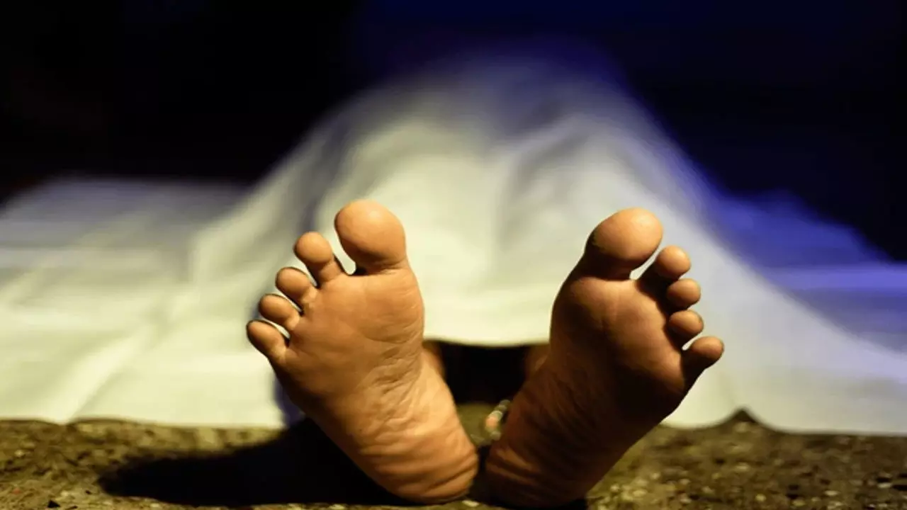 Jhansi News: ऑटो पलटने से एक की मौत, मेडिकल कॉलेज में कार ने महिला को कुचला और पुलिस-प्रधान प्रतिनिधि विवाद