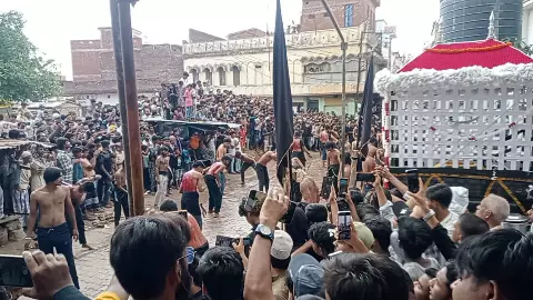 Azamgarh News: आजमगढ़ में अकीदत के साथ मना दसवीं मुहर्रम, शहरी और ग्रामीण इलाकों में निकले भव्य जुलूस