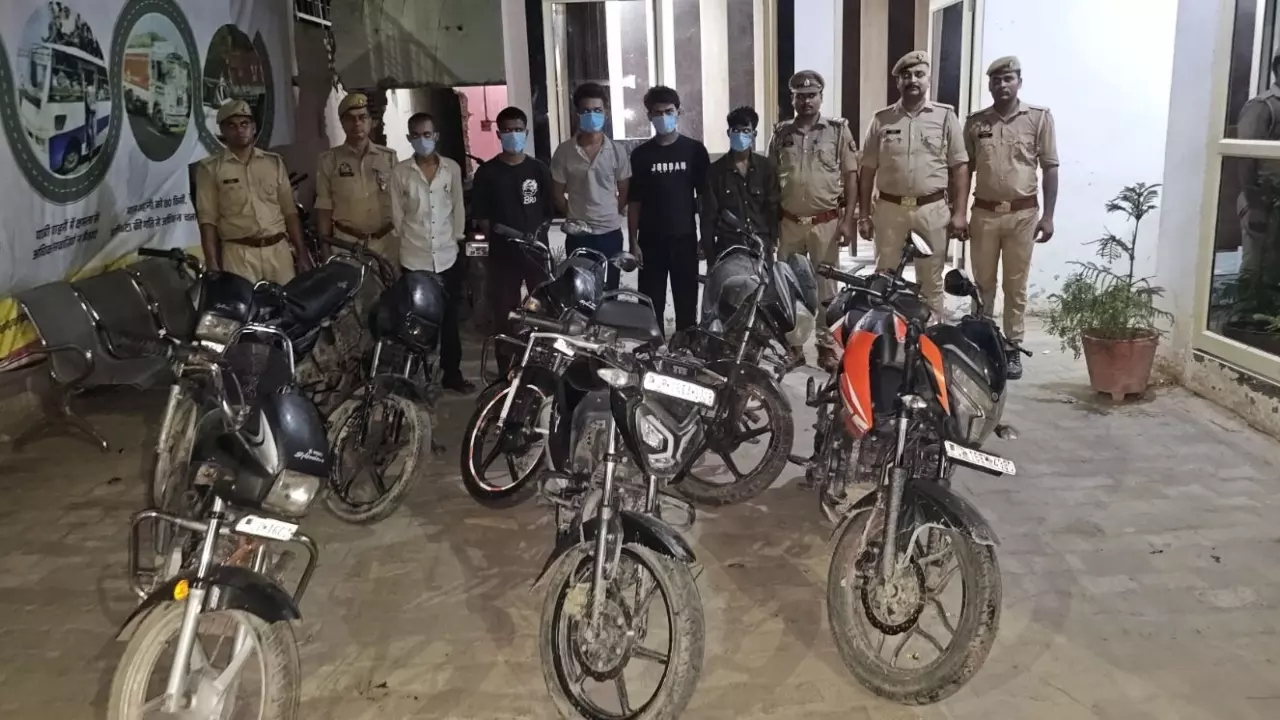 Hardoi News: पुलिस ने अंतर्जनपदीय वाहन चोर गैंग को किया गिरफ्तार, चोरी की गई 7 मोटरसाइकिल बरामद