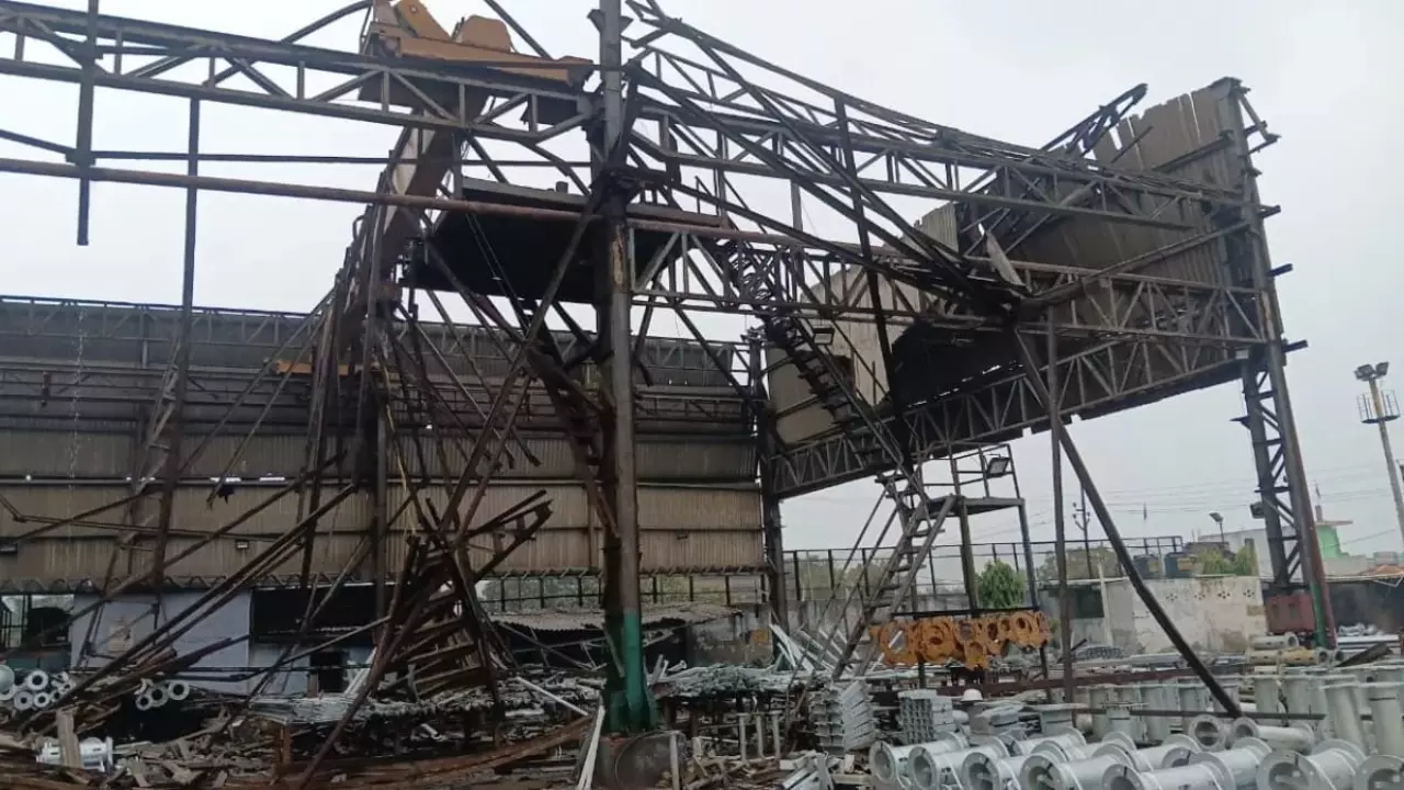 Hapur News: फैक्ट्री में टिन शेड ढहने से मजदूर की मौत, चार घायल, सात पर मुकदमा दर्ज