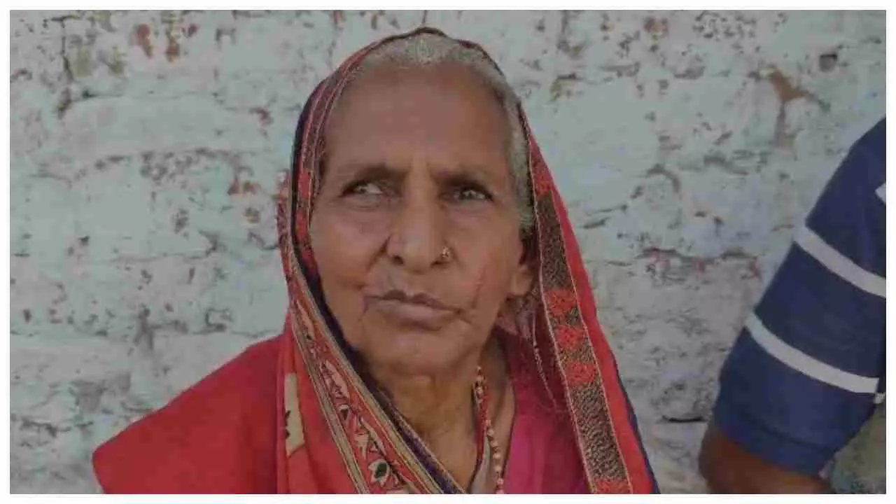 Amethi News: अमेठी में योगी सरकार की एंटी भू-माफिया सेल फेल! वृद्ध विधवा छह माह से न्याय के लिए भटक रही, दबंग भू-माफियाओं से जान का खतरा