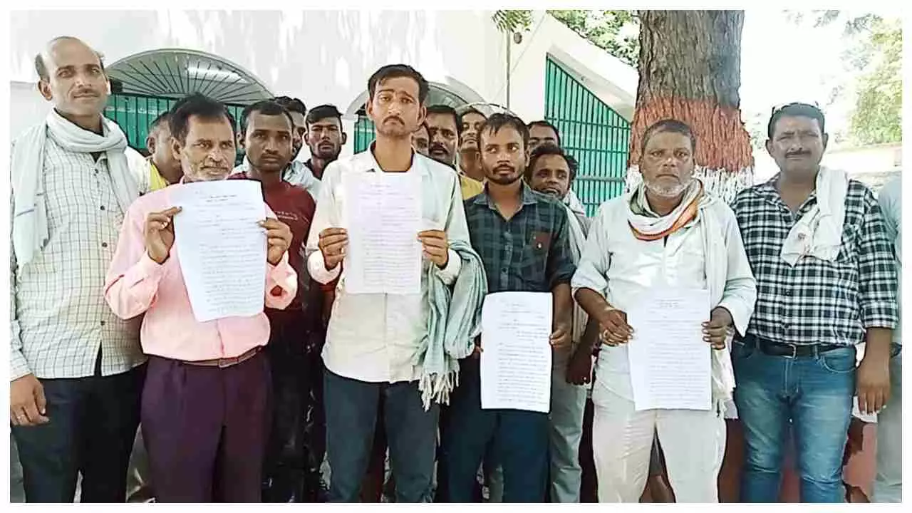Raebareli News: रायबरेली में टेंपो चालकों का अवैध वसूली के खिलाफ विरोध प्रदर्शन