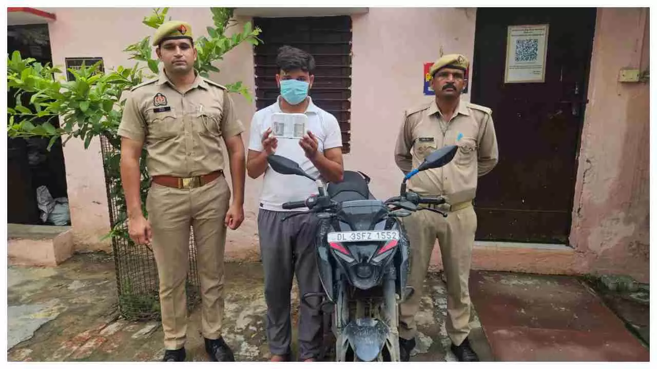 Hapur News: हापुड़ में एटीएम कार्ड बदलकर ठगी करने वाले गिरोह का भंडाफोड़, एक आरोपी गिरफ्तार